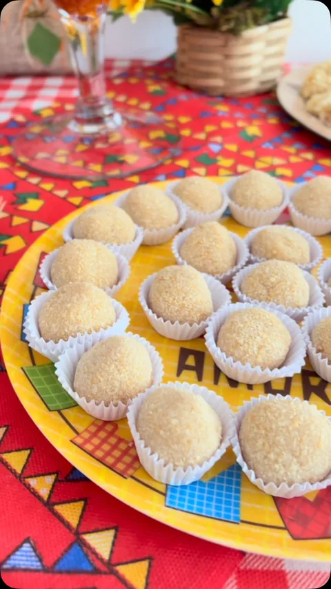 Brigadeiros de farinha láctea servidos em forminhas brancas