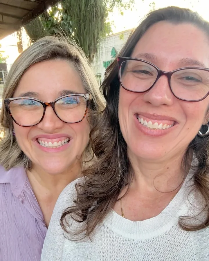 Grazi e Dani sorrindo durante a série de visitas a padarias