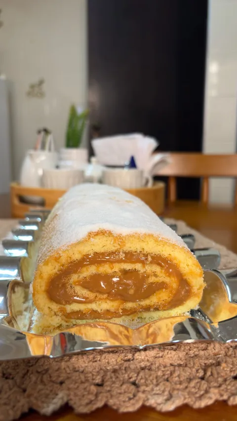 Rocambole de doce de leite com extrato Vanilla Brasil ao fundo