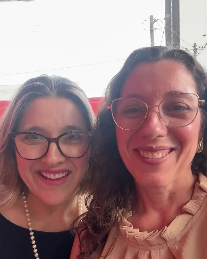 Grazi e Dani sorrindo juntas durante uma visita a uma padaria