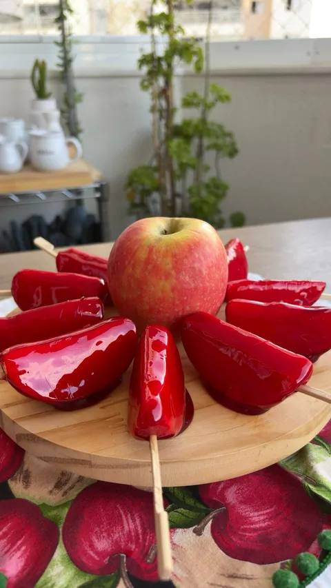 Maçã do amor cortada, receita de Agradável Cozinha